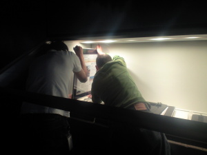 ショーケースの中身をIPADに入れ替えている ショーケースの中身をIPADに入れ替えている