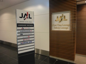 羽田国際線　JAL ラウンジ前