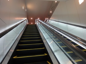 羽田空港　JALラウンジへのエスカレーター