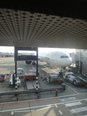 ロンドンヒースロー空港で出発を待つJAL402便の777